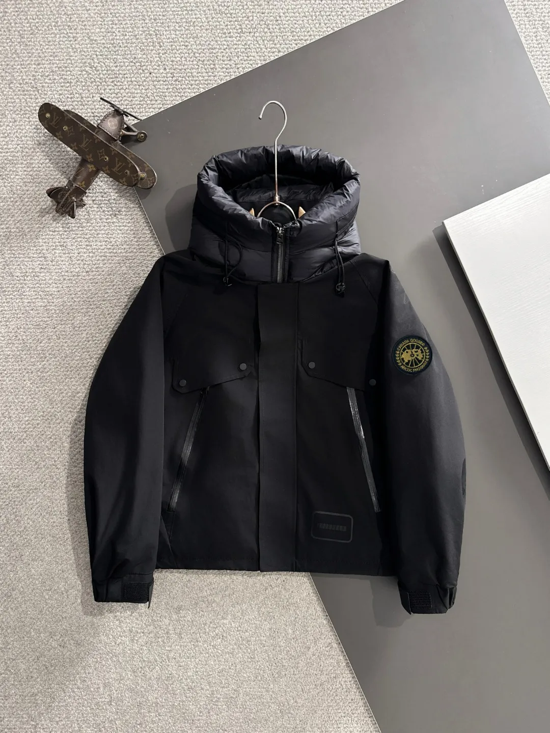 Two-day delivery time P960 Big Goose 🔥🔥 High-end customization 2025 winter official website's latest popular down jacket. Original custom-made hardware accessories for customers, all imported and original customization. Welcome to compare at the counter. Absolutely high quality. Use top-grade 90 white goose down. Super soft. Filled with fluffy and full feathers. Super heavy work. Fabric workmanship is excellent. The version is super perfect. Note⚠The fabric is super comfortable. Exclusive model. High-end quality. A must-have warm and protective artifact in winter. Size: M-3XL